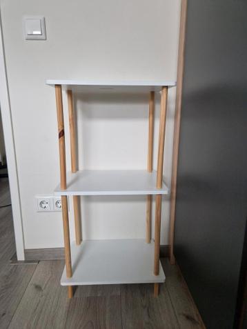 Leuk wit kastje / bijzettafel - gratis af te halen