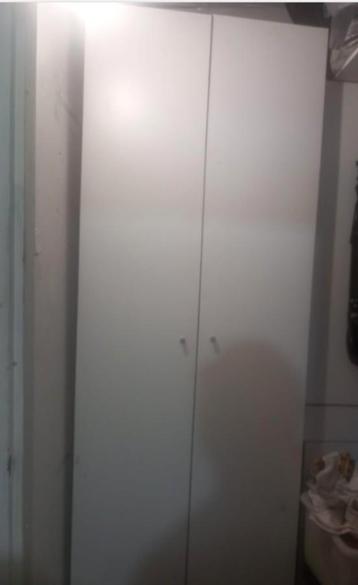 Witte kast met deuren en planken, bijna gratis €10