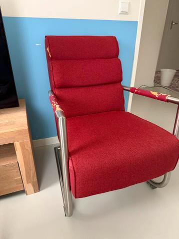 GRATIS Rode stoel met metalen frame