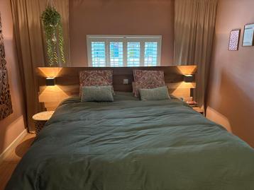 hoofdbord en ingebouwde dimbare lampjes