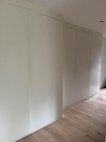 Zelf gebouwde kastenwand.