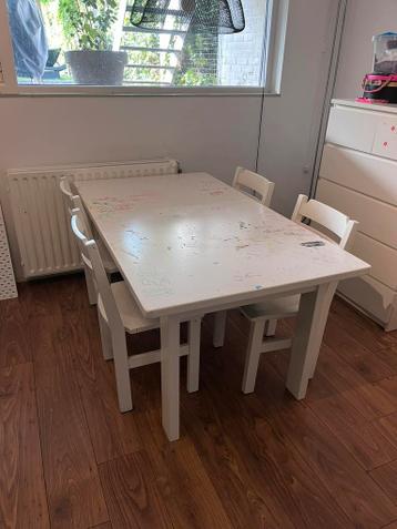 Gratis hard houten eettafel met stoelen weg voor 1 maart