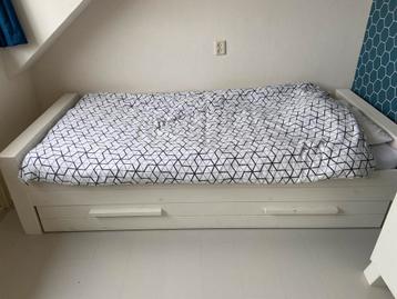 ** GRATIS ** eenpersoons bed met onderla van WOOOD.