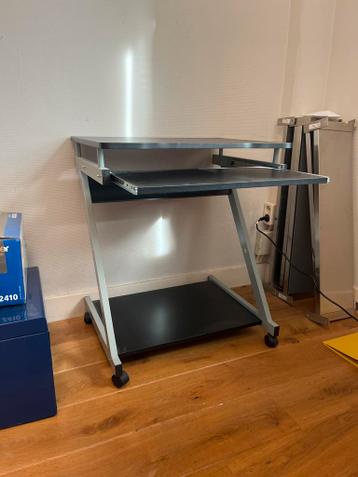 Bureau met uitschuifbaar toetsenbordblad