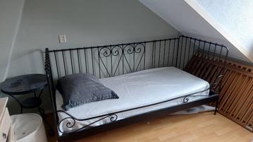 Gratis bed met bijzettafel