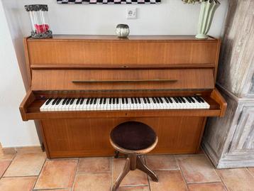 Geyer Piano - kleur teak Gratis af te halen