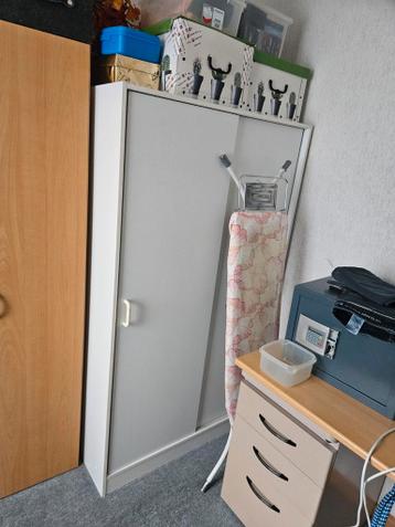 Gratis twee kledingkasten schoenenkasten