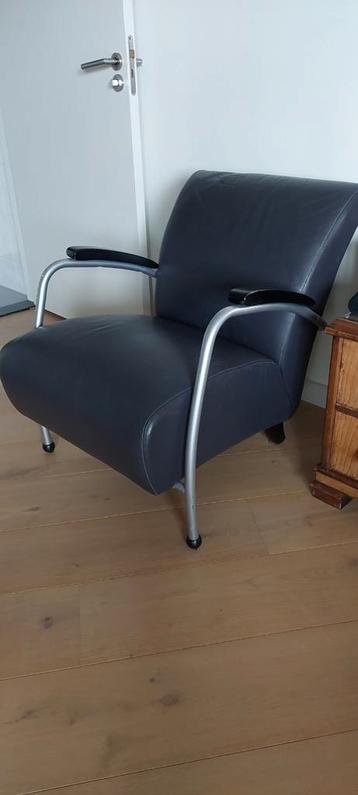 2 moderne fauteuils met paarsblauwe lederen bekleding