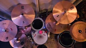 Op zoek naar tight groovy drummer?