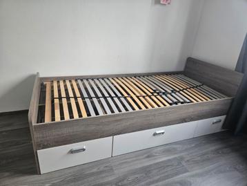 Eenpersoonsbed met lades en wieltjes - Gebruikt