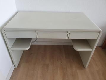 Gebruikt bureau met lades en opbergvakken