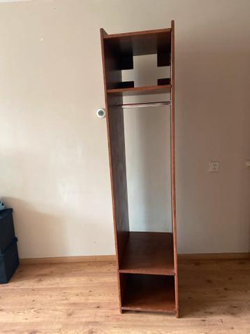 Houten kledingkast met hangruimte en planken