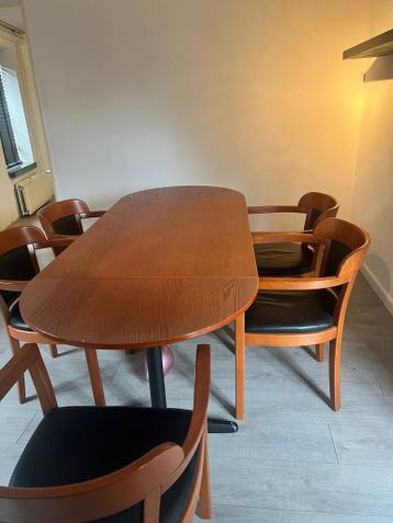 Kantoortafel met stoelen, kasten - Gratis af te halen!
