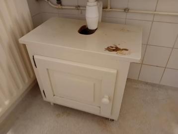 Klein gebruikt badkamerkastje