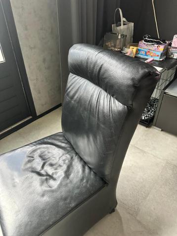 6 Zwarte stoelen - 1 wieltje mist