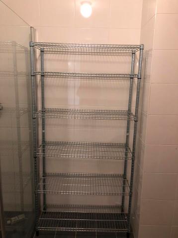 geeft een niet-gedemonteerde metalen plank