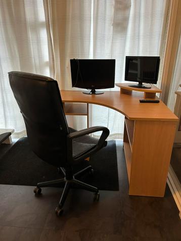 Gratis af te halen hoekbureau met bureaustoel, scherm en TV
