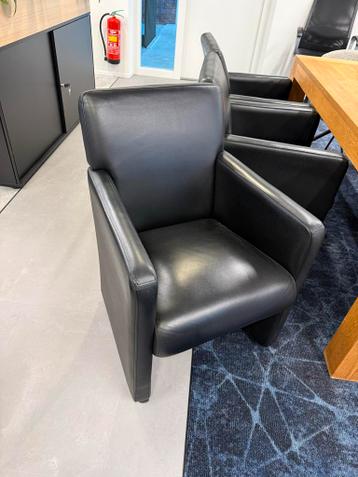 6 Nette zwarte lederen fauteuils