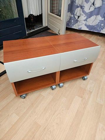 Gratis af te halen!   Nachtkastjes op wieltjes