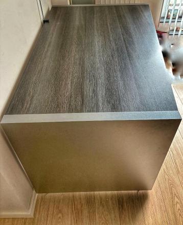 Ruime bureau en bureaustoel