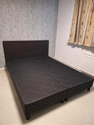Boxspring onderstel met hoofdbord gratis