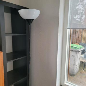 Mooie staande lamp met witte kap