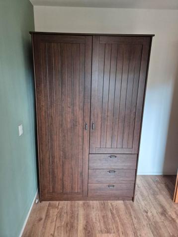 GRATIS stevige donkerbruine kledingkast