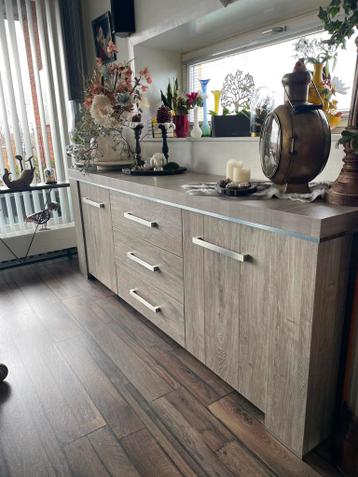 Mooi groot dressoir 2.30 gratis af te halen