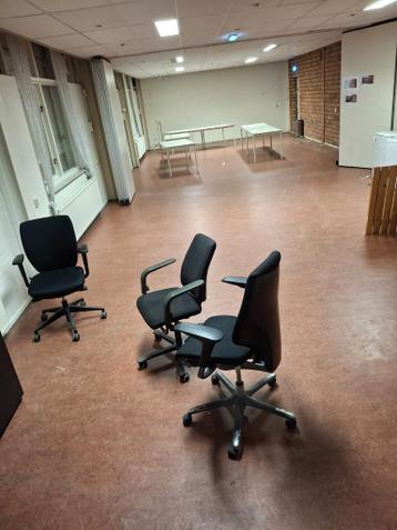 Kasten stoelen, tafels en andere artikelen