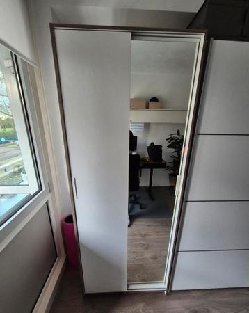 Ikea kledingkast met schuifdeuren en spiegel