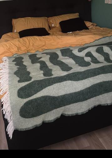 BED gratis ( alleen de matrassen en onderstel180x2)