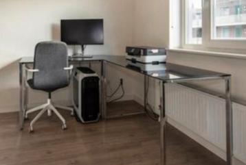 Glazen bureau met hoek