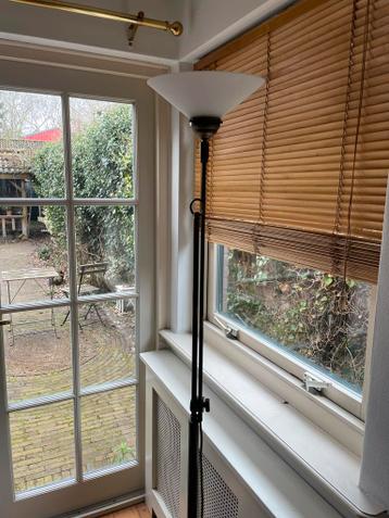 Vintage staande lamp met glazen kap
