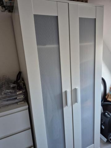 Witte kledingkast met plank en hangruimte