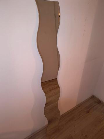 Golvende spiegel, ca. 1 meter hoog