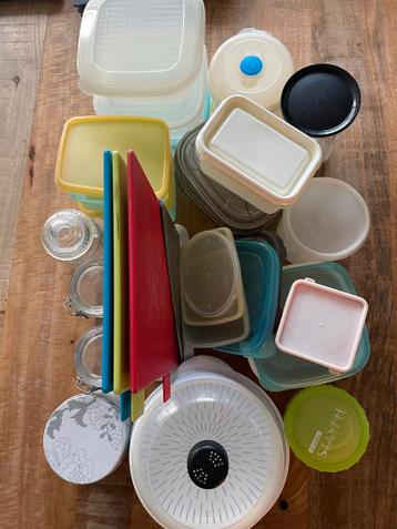 Diverse Tupperware, wekpotjes, snijplanken en meer