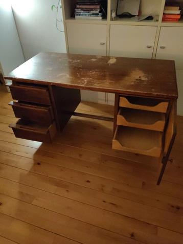 Houten zelfgemaakt bureau