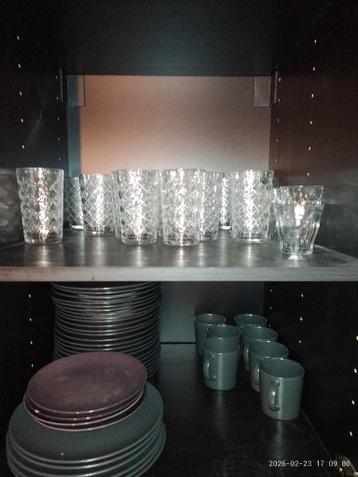 Gratis op te halen: glazen, mokken, kopjes, borden en bestek