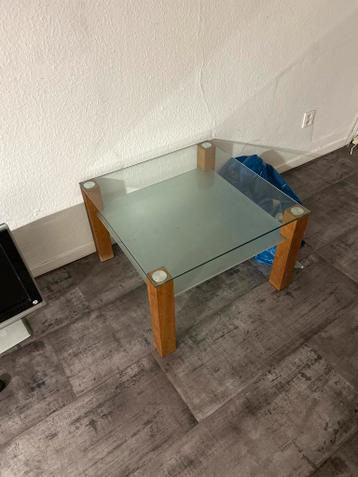 Glazen salontafel met houten poten