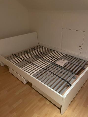 Ikea askvoll bed, voor een 140 bij 200 matras, met bakken.