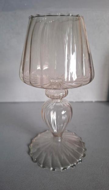 Glazen kandelaar, waxinelichthouder in de vorm van wijnglas