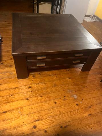 Mooie donkerbruine houten tafel met lades