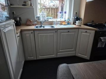 Gratis mooie witte hoogglans keuken.