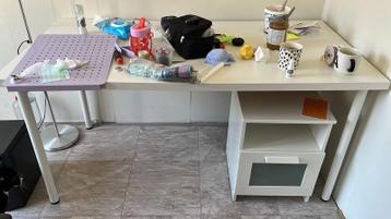 Witte tafel met opbergruimte