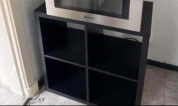 Zwarte open kast / Boekenkast