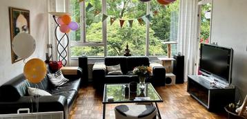 tweezits leren bank en een driezits leren bank