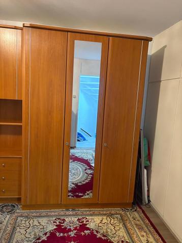 Mooie houten kast met spiegeldeur