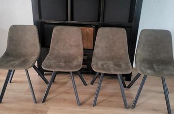 Eetstoel. 4 stuks groen. Gedemonteerd. Gratis