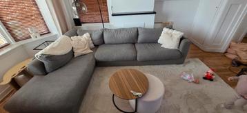 GRATIS grijze hoekbank met gebruikerssporen