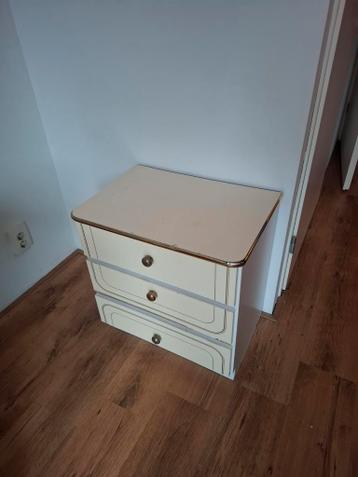 Nachtkastje met 3 laden